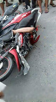 【閲覧注意】事故現場にて、バイクから生えた人間の足。(画像あり)・2枚目