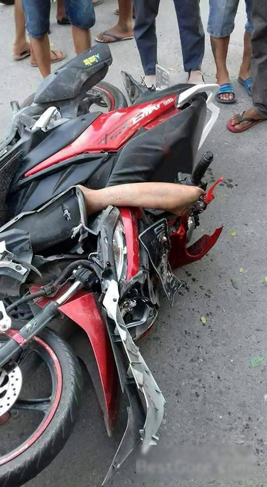 【閲覧注意】事故現場にて、バイクから生えた人間の足。(画像あり)・6枚目