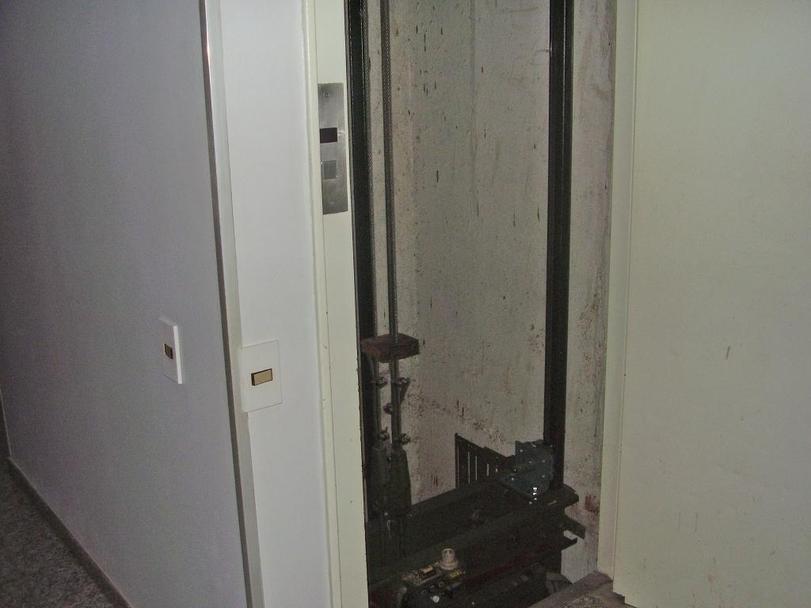 【閲覧注意】エレベーターシャフトにコレが挟まってるのを見つけた時の恐怖、想像してみて？(画像)・1枚目