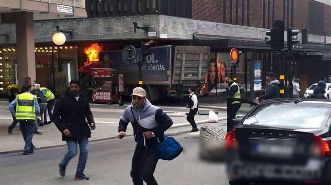 【閲覧注意】スウェーデンのトラックでモールに突っ込んだテロの現場が壮絶。。。(画像・動画)・11枚目