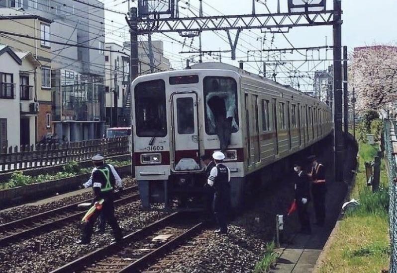 【衝撃】日本の人身事故、電車に頭から運転席へ突っ込んだ男性、奇跡的に生き残る。(画像あり)・1枚目