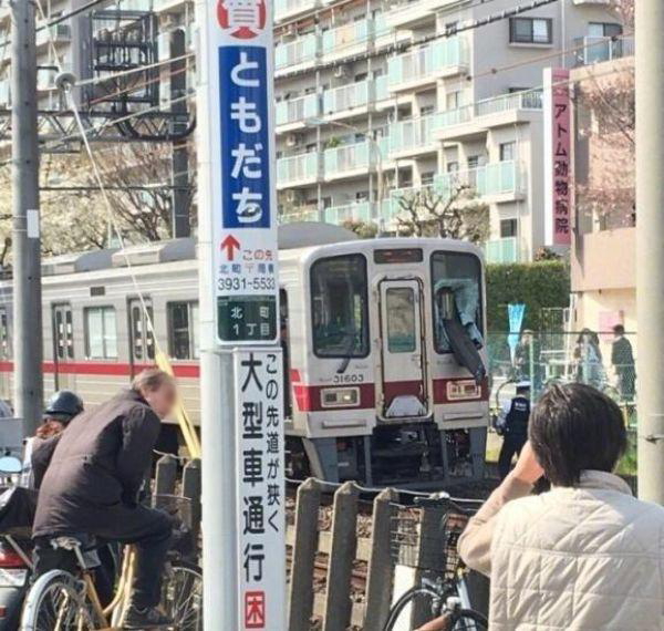 【衝撃】日本の人身事故、電車に頭から運転席へ突っ込んだ男性、奇跡的に生き残る。(画像あり)・2枚目