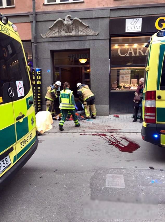 【閲覧注意】スウェーデンのトラックでモールに突っ込んだテロの現場が壮絶。。。(画像・動画)・3枚目