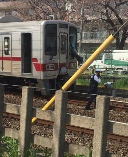 【衝撃】日本の人身事故、電車に頭から運転席へ突っ込んだ男性、奇跡的に生き残る。(画像あり)・3枚目