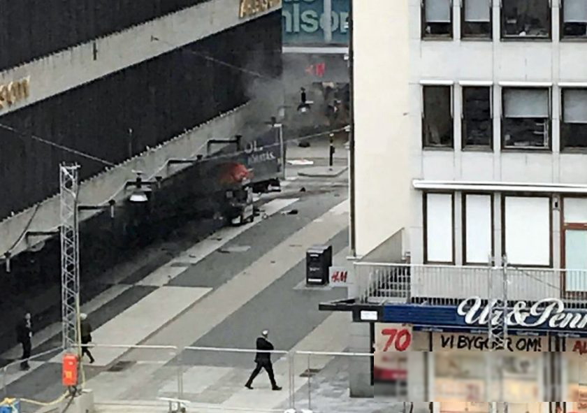 【閲覧注意】スウェーデンのトラックでモールに突っ込んだテロの現場が壮絶。。。(画像・動画)・6枚目