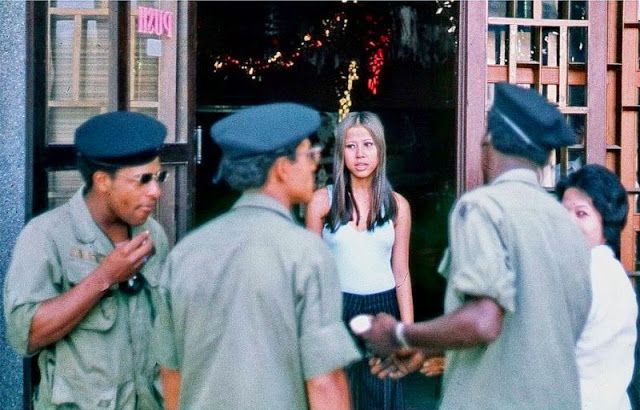【胸糞】ベトナム戦争中のアメリカ兵士向け売春婦画像ギャラリー、どう見ても子供が混ざってる模様。。。（画像28枚）・12枚目