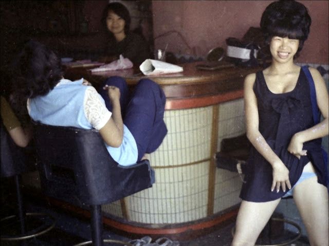 【胸糞】ベトナム戦争中のアメリカ兵士向け売春婦画像ギャラリー、どう見ても子供が混ざってる模様。。。（画像28枚）・28枚目