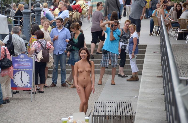 【画像】海外の街中で白昼堂々と裸体を晒す女性をご覧ください。・2枚目