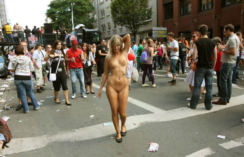 【画像】海外の街中で白昼堂々と裸体を晒す女性をご覧ください。・4枚目