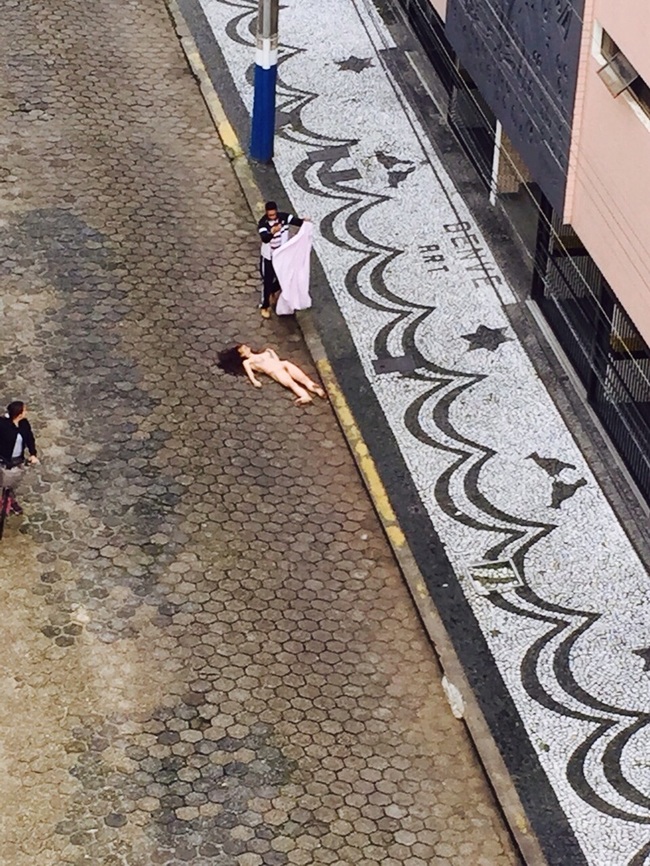【自殺】全裸の女性が「飛び降り自殺」した結果。。（動画）・2枚目