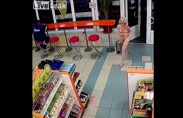 【変態速報】深夜の商店で全裸ショッピングを楽しむ外人ネキを捉えた監視カメラ映像、楽しそう・・・・・(画像)・2枚目