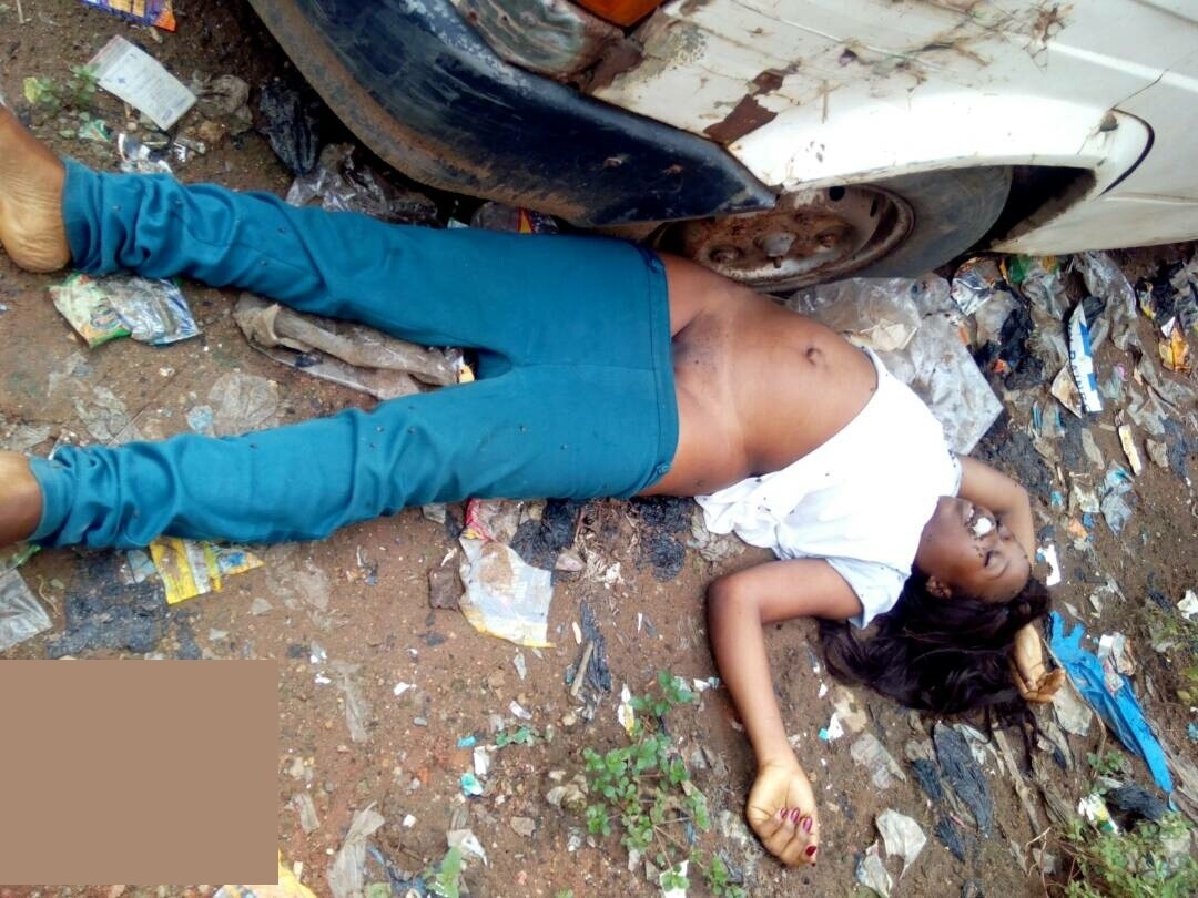 【遺体注意】ナイジェリア　黒魔術の儀式で殺された女性、街角に打ち捨てられた遺体がムゴい・・・・・(画像)・2枚目