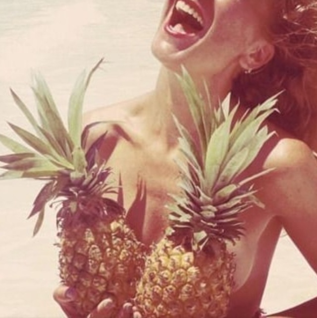 【トレンド】今海外の若いインスタ女性に流行してる“pineapple breast”、さっぱり意味わからん・・・・・(画像)・2枚目