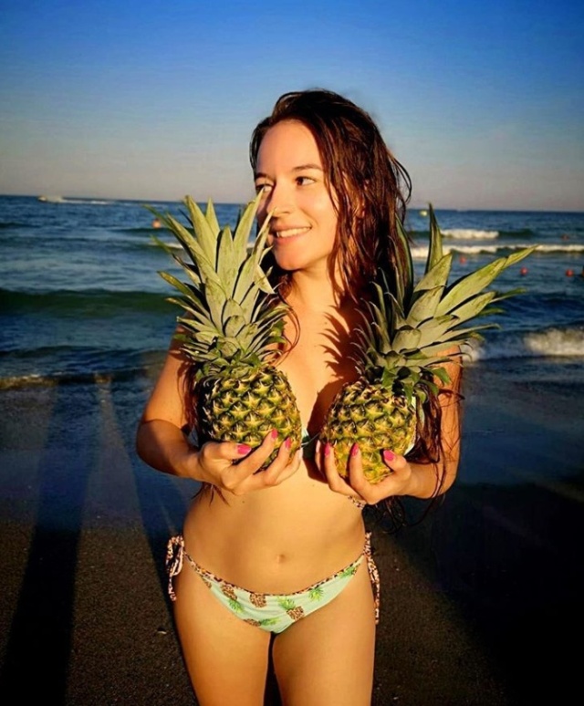 【トレンド】今海外の若いインスタ女性に流行してる“pineapple breast”、さっぱり意味わからん・・・・・(画像)・3枚目
