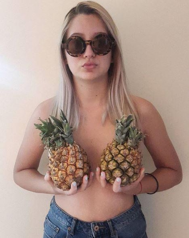 【トレンド】今海外の若いインスタ女性に流行してる“pineapple breast”、さっぱり意味わからん・・・・・(画像)・16枚目