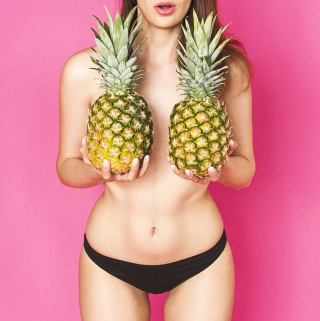 【トレンド】今海外の若いインスタ女性に流行してる“pineapple breast”、さっぱり意味わからん・・・・・(画像)・17枚目
