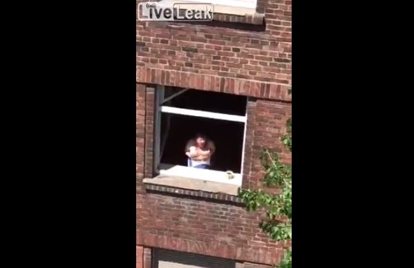 【マジキチ】窓の外に向かっておっぱいを振り続けるドイツ人女性、頭おかしい・・・・・(動画)・2枚目