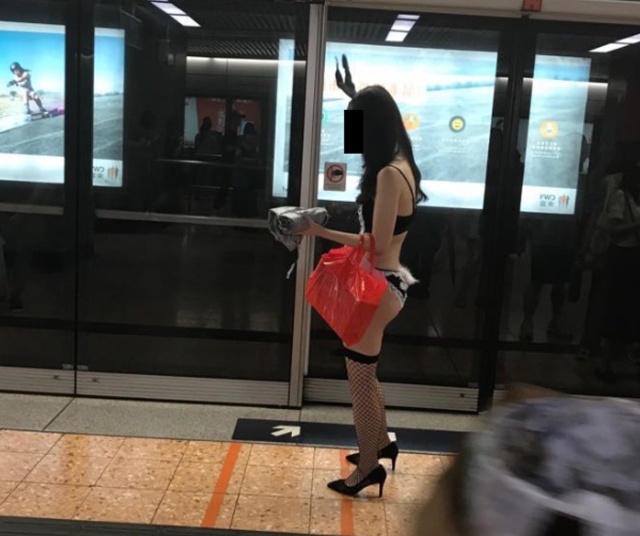 【下着バニー】香港地下鉄に現れた露出狂ネキ、装いに反して顔立ちは地味・・・・・(画像)・1枚目