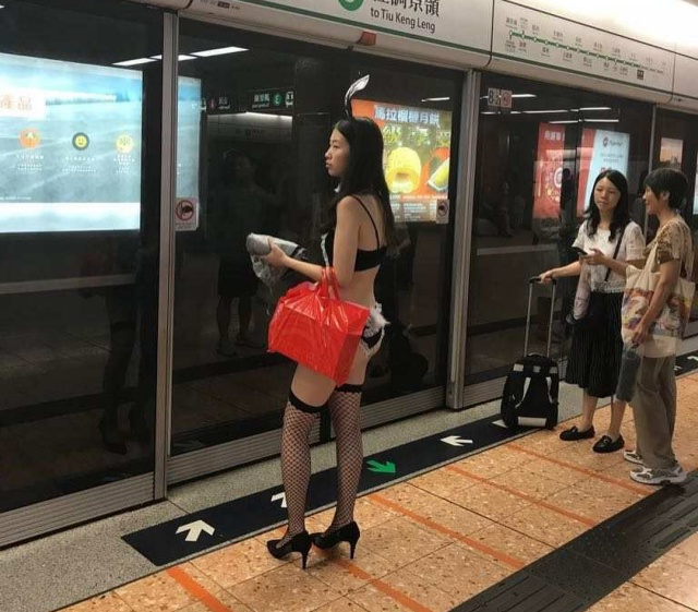 【下着バニー】香港地下鉄に現れた露出狂ネキ、装いに反して顔立ちは地味・・・・・(画像)・3枚目