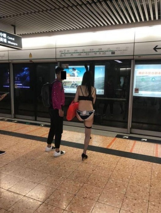 【下着バニー】香港地下鉄に現れた露出狂ネキ、装いに反して顔立ちは地味・・・・・(画像)・4枚目