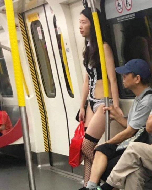 【下着バニー】香港地下鉄に現れた露出狂ネキ、装いに反して顔立ちは地味・・・・・(画像)・5枚目