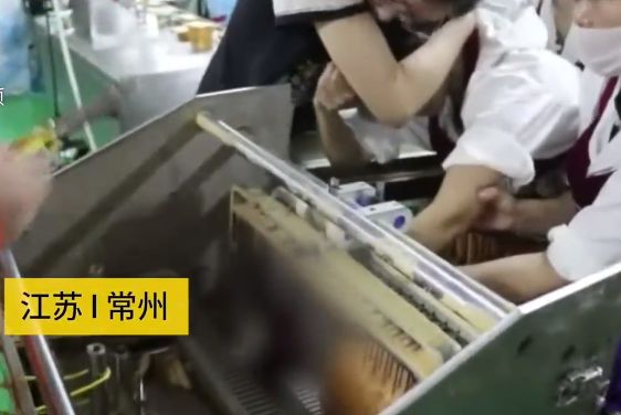 【再建不可能】中国のパン工場で指スライスされた女性、ズタズタ・・・・・(動画)・1枚目