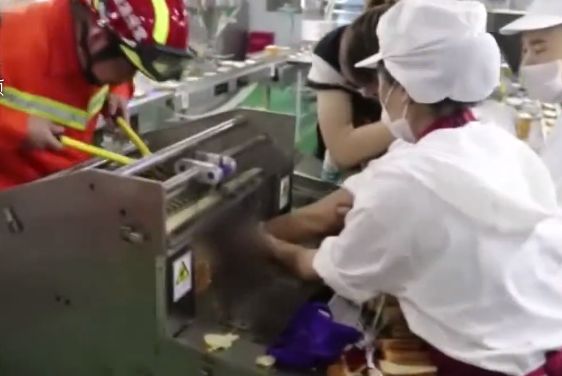 【再建不可能】中国のパン工場で指スライスされた女性、ズタズタ・・・・・(動画)・2枚目