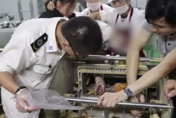【再建不可能】中国のパン工場で指スライスされた女性、ズタズタ・・・・・(動画)・4枚目