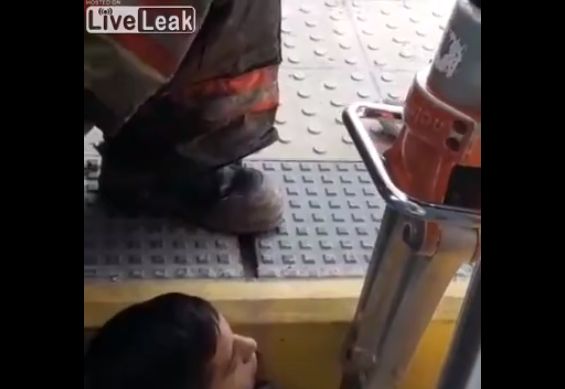【レスキュー動画】列車とホームの隙間に挟まったインド人男性の救助の様子、一応生きてる・・・・・(動画)・3枚目