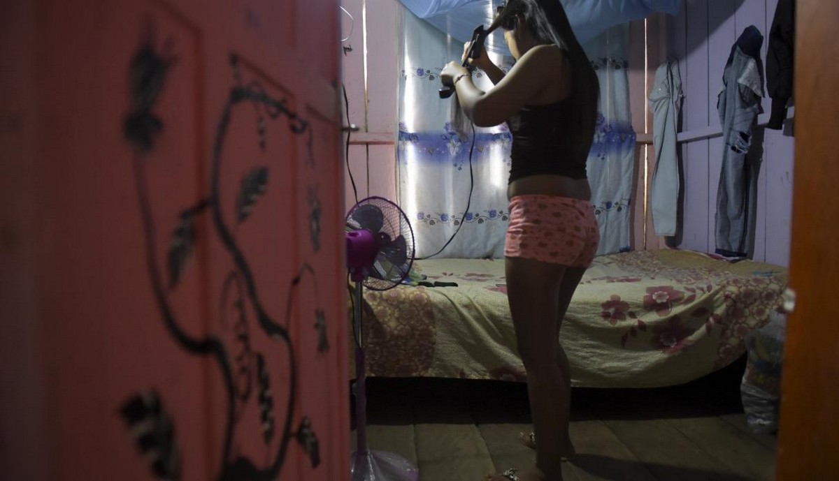 【一発1000円】経済危機の自国を離れ隣国コロンビアで稼ぐベネズエラ人売春婦の少女・・・・・(画像)・2枚目