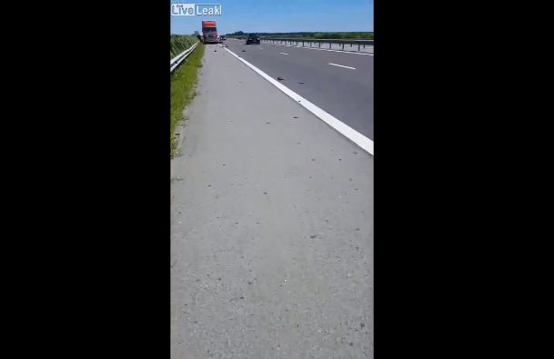【バラバラ】高速道路でタイヤ交換してたトラックドライバー、時速100kmオーバーで走ってきた車に轢かれる・・・・・(動画)・1枚目