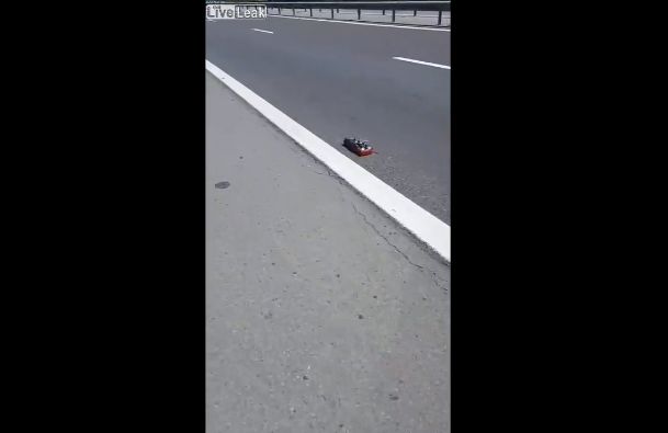 【バラバラ】高速道路でタイヤ交換してたトラックドライバー、時速100kmオーバーで走ってきた車に轢かれる・・・・・(動画)・2枚目