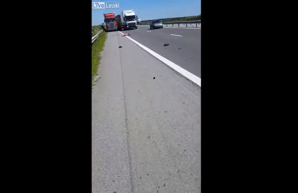 【バラバラ】高速道路でタイヤ交換してたトラックドライバー、時速100kmオーバーで走ってきた車に轢かれる・・・・・(動画)・3枚目