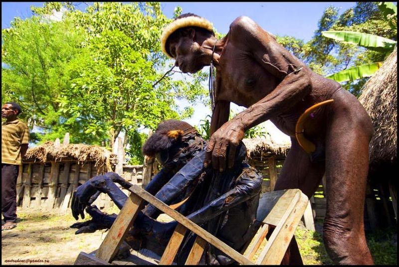 【衝撃】葬儀のあと女性が自分の指を切り落とすというパプアニューギニアのダニ族、指無くなるだろ・・・・(画像)・3枚目