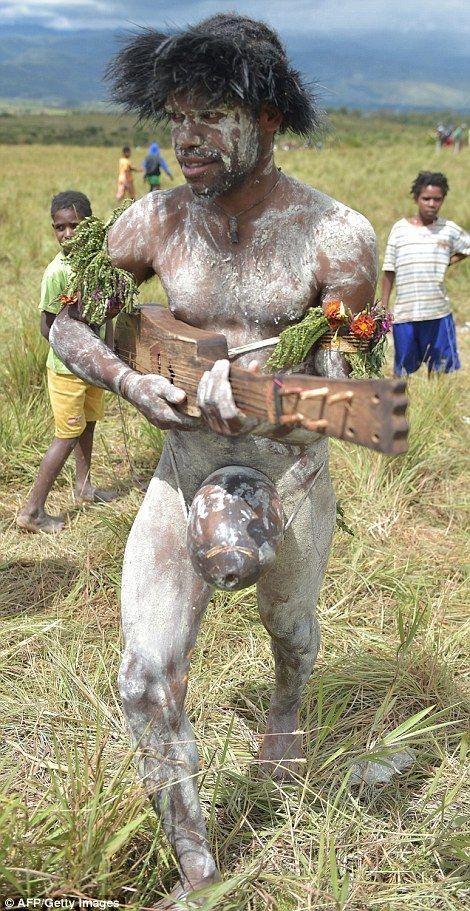 【衝撃】葬儀のあと女性が自分の指を切り落とすというパプアニューギニアのダニ族、指無くなるだろ・・・・(画像)・7枚目