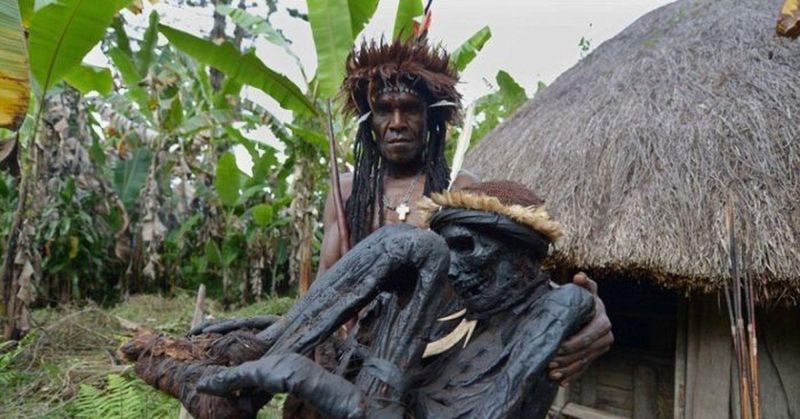 【衝撃】葬儀のあと女性が自分の指を切り落とすというパプアニューギニアのダニ族、指無くなるだろ・・・・(画像)・8枚目