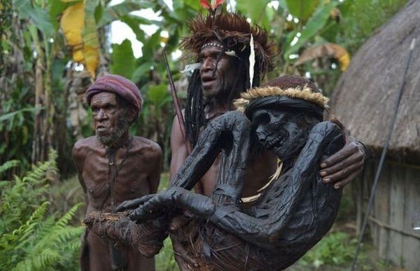 【衝撃】葬儀のあと女性が自分の指を切り落とすというパプアニューギニアのダニ族、指無くなるだろ・・・・(画像)・9枚目