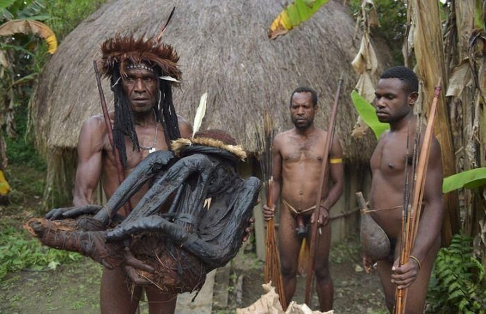 【衝撃】葬儀のあと女性が自分の指を切り落とすというパプアニューギニアのダニ族、指無くなるだろ・・・・(画像)・10枚目