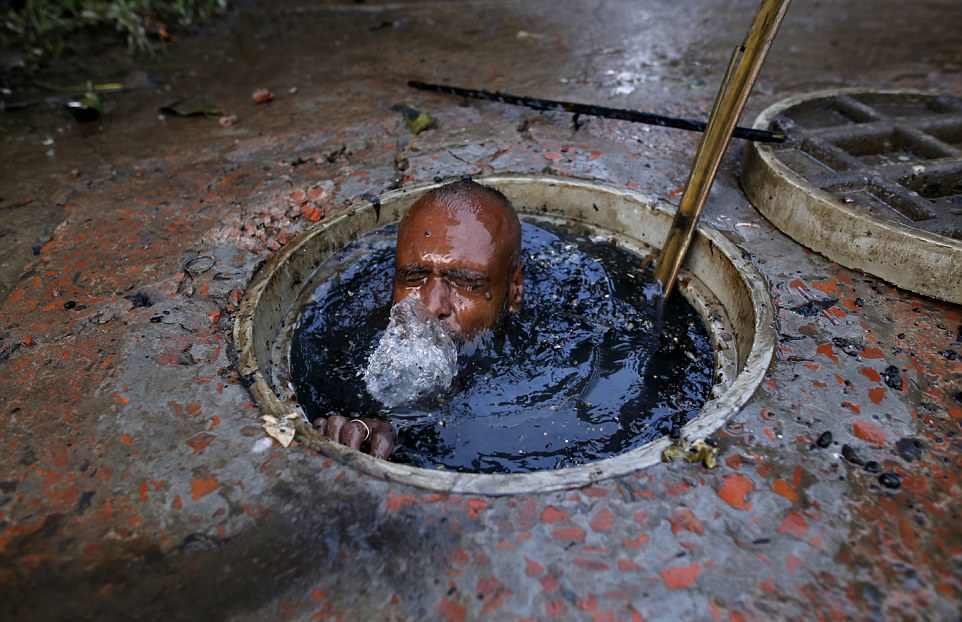 【素手特攻】バングラディシュの下水道掃除、ゴーグルすらないのかよ・・・・・・(画像)・5枚目