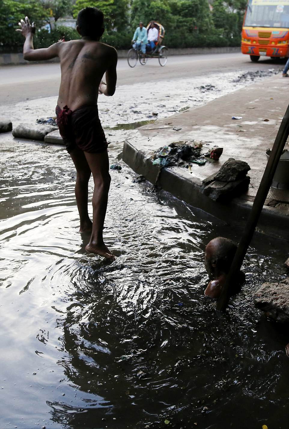 【素手特攻】バングラディシュの下水道掃除、ゴーグルすらないのかよ・・・・・・(画像)・11枚目