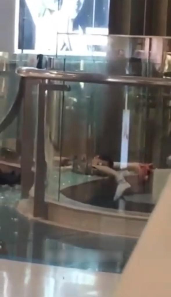 【凄惨】上海のショッピングモールで飛び降り自殺した男性、ガラスフェンスの上に落ちてバラバラに・・・・・(画像)・2枚目