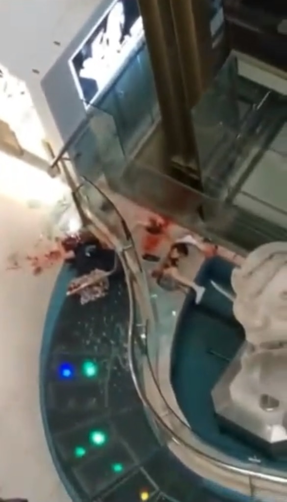 【凄惨】上海のショッピングモールで飛び降り自殺した男性、ガラスフェンスの上に落ちてバラバラに・・・・・(画像)・3枚目