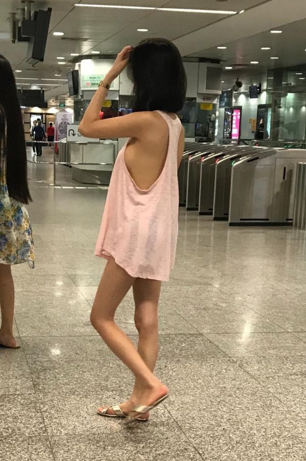 【露出ネキ】シンガポールのATMに並ぶ痴女まんさん、大きいTシャツ一枚という勃起不可避な恰好で激写される！！・1枚目