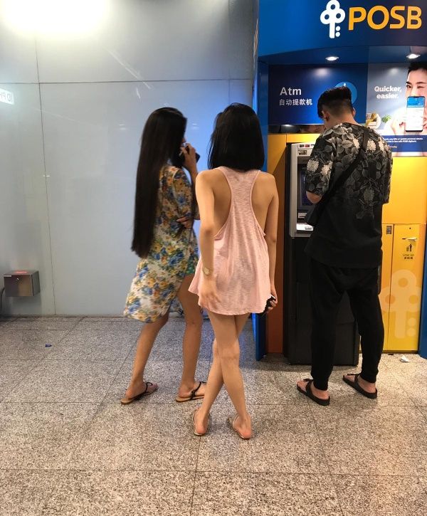 【露出ネキ】シンガポールのATMに並ぶ痴女まんさん、大きいTシャツ一枚という勃起不可避な恰好で激写される！！・4枚目