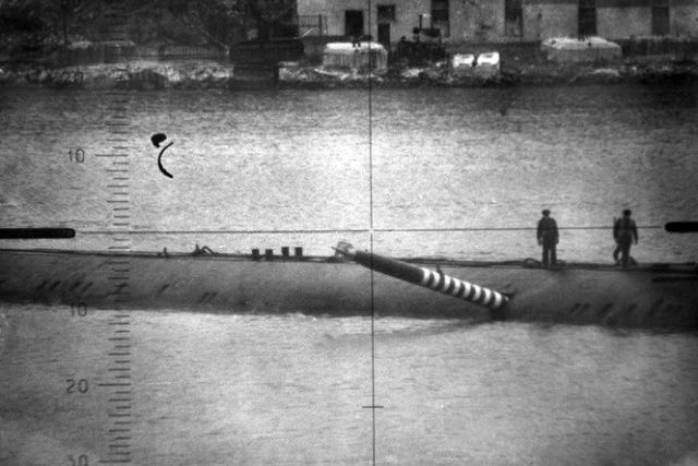 【事故】ソ連の潜水艦が魚雷訓練中にガチで船体をぶち抜かれてしまった貴重画像！！・1枚目