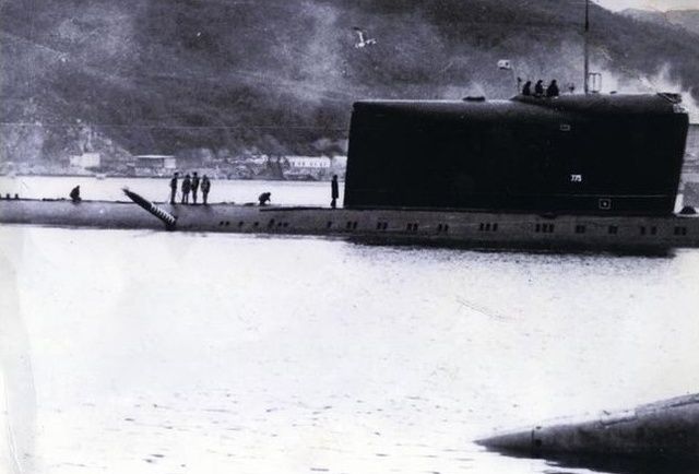 【事故】ソ連の潜水艦が魚雷訓練中にガチで船体をぶち抜かれてしまった貴重画像！！・3枚目