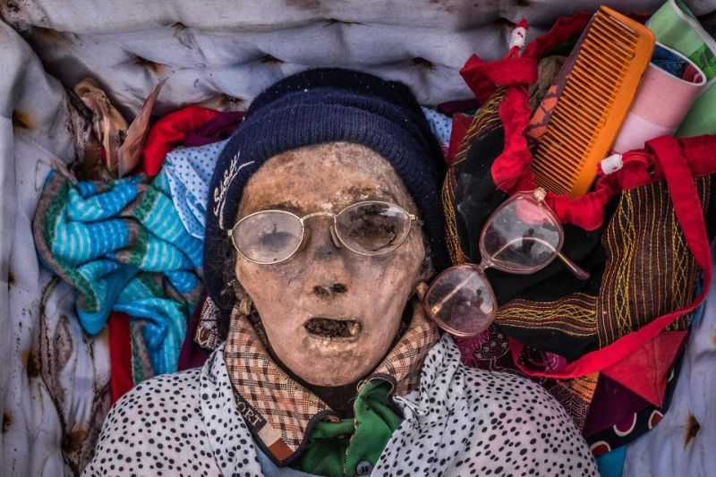 【奇習】死者を埋葬せずにそのまま遺体と一緒に生活するインドネシアのトーラ村、怖過ぎる・・・・・(画像)・1枚目
