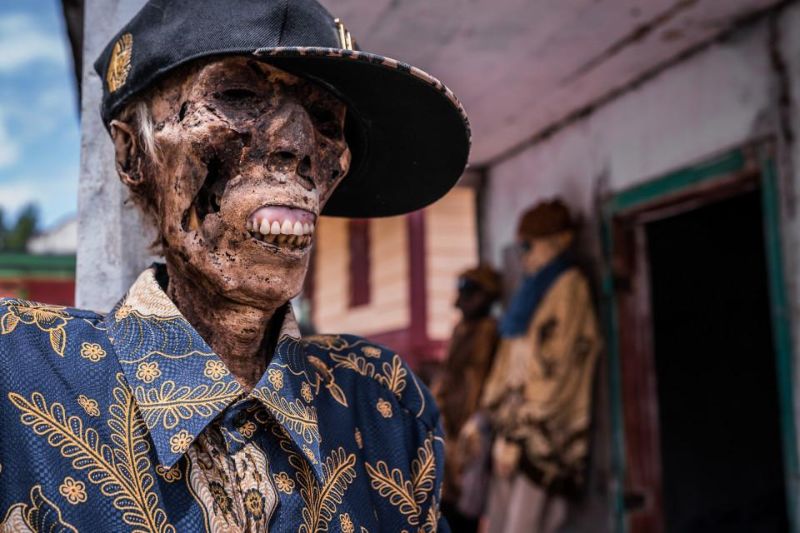 【奇習】死者を埋葬せずにそのまま遺体と一緒に生活するインドネシアのトーラ村、怖過ぎる・・・・・(画像)・9枚目