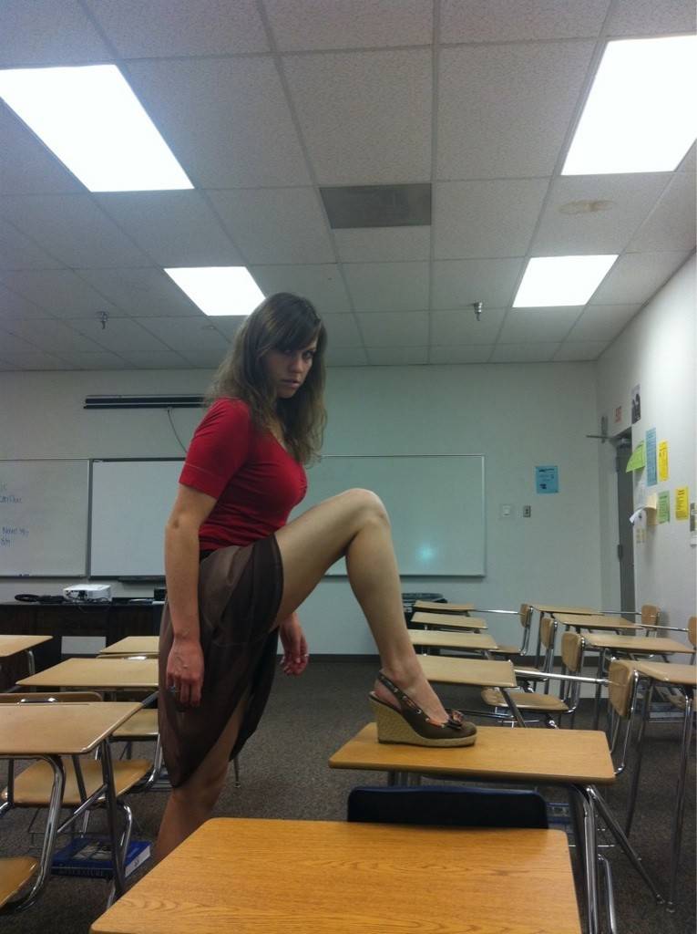 【エロ教師】アメリカのエロエロ女教師、教え子に教室で撮ったエロ自撮り写真を送りつけて御用！！(画像)・8枚目