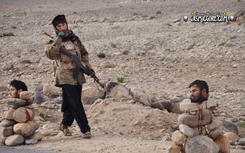 【アッラーアクバル】ISISとアフガニスタン軍の熾烈な争い、捕らえられた兵士はこうなる・・・・・(画像)・5枚目